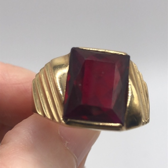 10k Yellow gold synthetic garnet ring - Picture 1 of 5